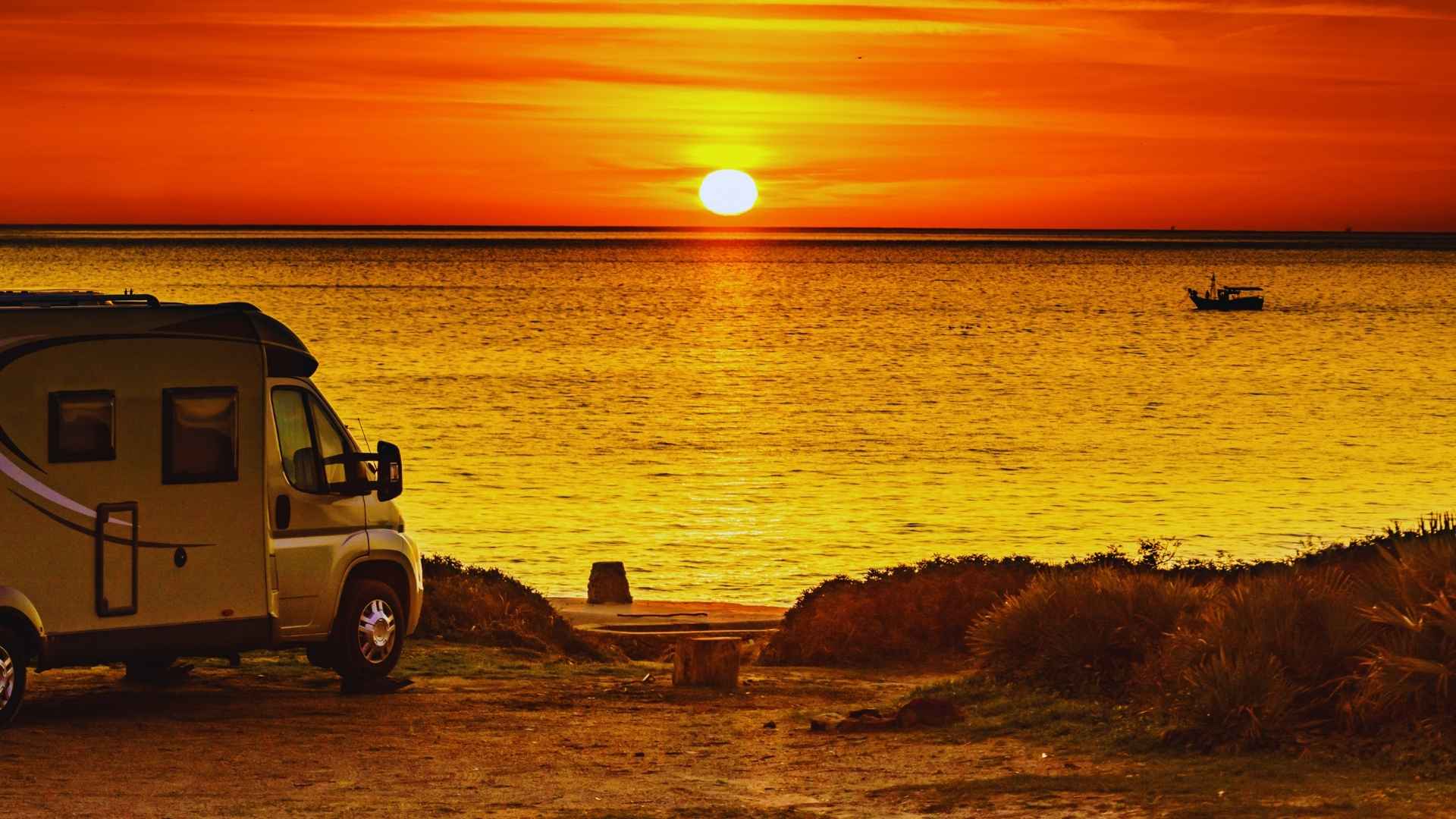 ¿Aparcar o acampar en la playa? Cómo evitar multas de costas en 2026